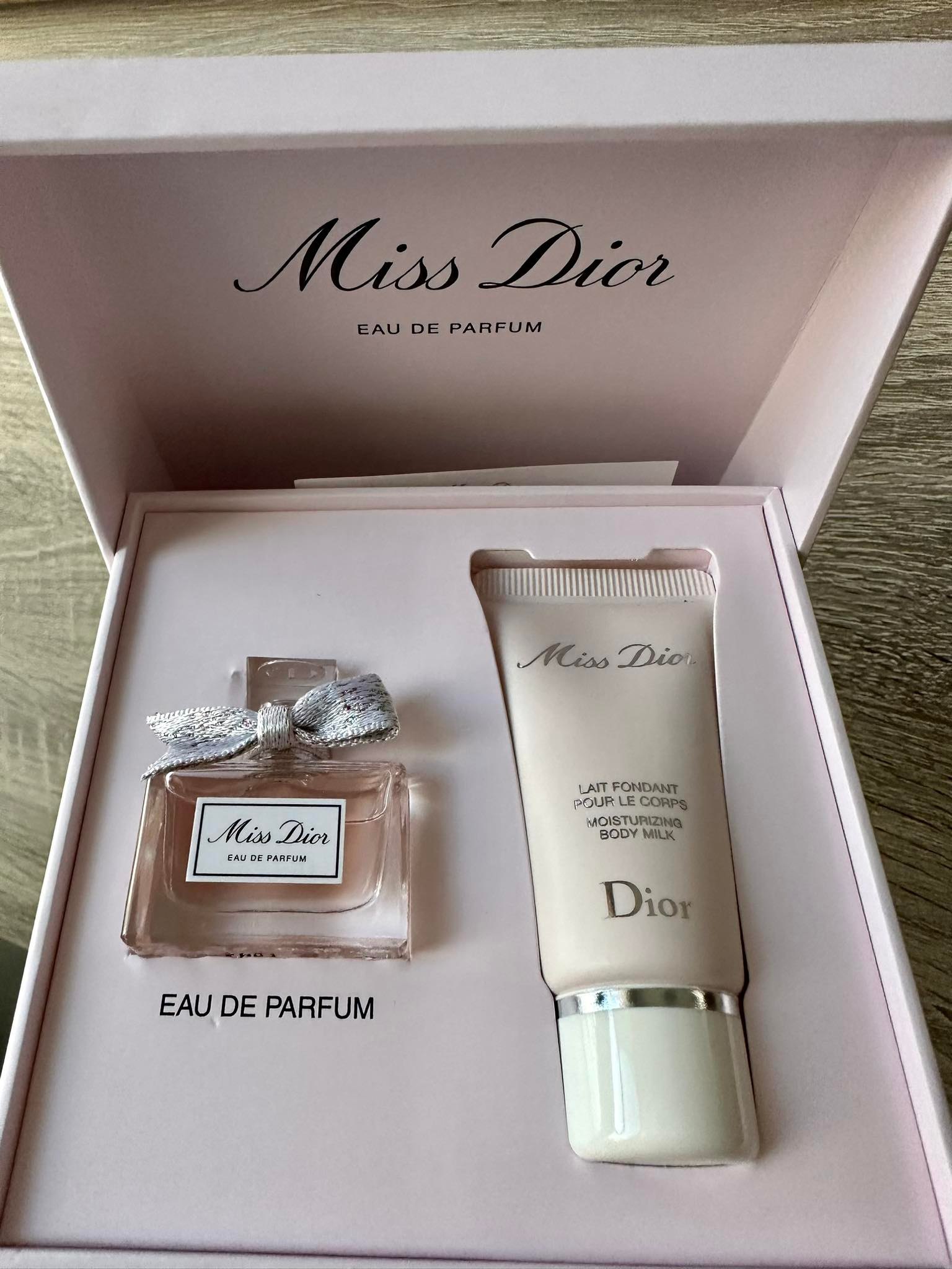 DIOR  Miss Dior Coffret cadeau  Eau de parfum 50ml et Vaporisateur de  voyage 10ml